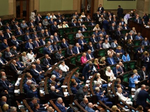 [najnowszy sondaż] PiS mocno w górę, duży spadek KO. Fatalne wieści dla Trzeciej Drogi
