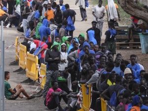 Europoseł opozycji za tzw. paktem migracyjnym, który ma zmusić Polskę do przyjmowania nielegalnych imigrantów