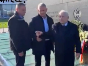 Skandaliczny wieniec przed pomnikiem smoleńskim. Prezes PiS nie wytrzymał