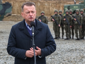 Szef MON: Nie ma zgody na to, żeby wprowadzać chaos. Tusk podał nieprawdziwą informację