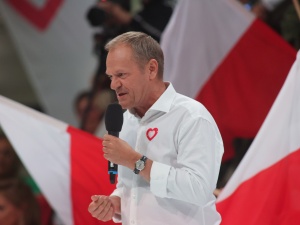 Donald Tusk pośród polskich flag: Musimy mieć bezpieczne granice