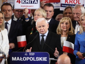 Prezes PiS: Rozsyłane SMS-y to fejk i bezczelne oszustwo 