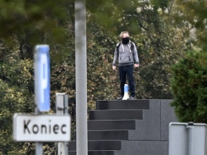 Policja: Trwają negocjacje z mężczyzną, który wszedł na Pomnik Smoleński