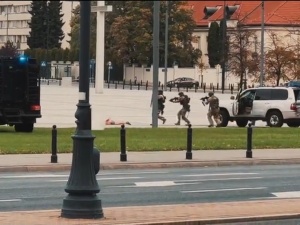 Mężczyzna na Pomniku Smoleńskim. Jest nagranie z momentu zatrzymania