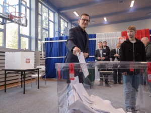 Morawiecki: dodatkowe pytania o kartę referendalną są łamaniem ciszy wyborczej