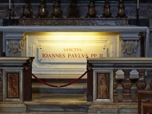 Gromadzimy się, by wysławiać Boga za jego życie. Abp Jędraszewski przy grobie św. Jana Pawła II