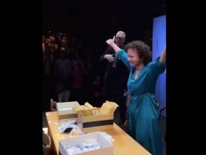 Joanna Szczepkowska ogłosiła „koniec PiS”, a Seweryn i Szczygieł zatańczyli [WIDEO]