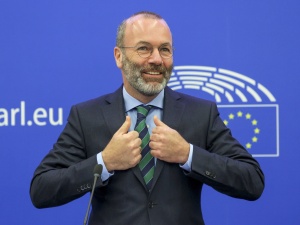 Manfred Weber rozanielony w PE: „Polska wróciła!” [WIDEO]