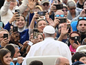 Franciszek zaprasza osoby różnych wyznań do dnia modlitwy, postu i pokuty w intencji pokoju. Podano datę wydarzenia