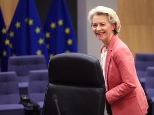 „Ten dokument mówi o tym, że dzisiejsze kompetencje Polski zostaną przeniesione do UE”