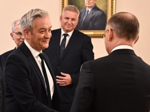 Biedroń wymachiwał długopisem z Pałacu Prezydenckiego. Dziennikarka TVP zwraca uwagę