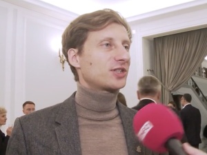 Poseł KO Sterczewski grzmi o „ciałach przy granicy z Białorusią”. Dziennikarz zadał mu ważne pytanie