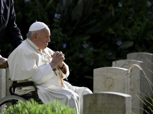Papież na cmentarzu wojennym: Na wojnie nie ma całkowitego zwycięstwa, w tle jest porażka w postaci zapłaconej ceny