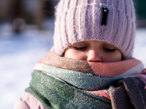 Rusza akcja wsparcia dla dzieci marznących zimą z powodu braku ciepłych kurtek
