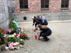 Mieszkańcy Oświęcimia zapalili znicze pod Ścianą Straceń w Auschwitz