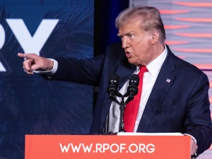 Trump miażdży sondażowo Bidena w „swing states”
