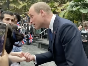 Pałac Buckingham. Książę William ugryziony podczas spotkania z fanami [WIDEO]