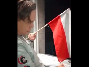 Aktywista Antify spalił flagę Polski. Teraz przeprasza