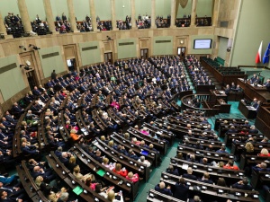 Poseł Lewicy składając ślubowanie w Sejmie, dodał „tak mi dopomóż Bóg” [WIDEO]