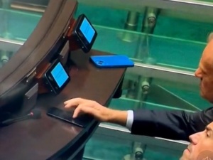 Wpadka Tuska w Sejmie. Kamera uchwyciła, gdy wpisywał PIN do telefonu