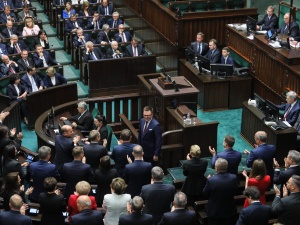 Krzyczał w Sejmie: „Puknij się w głowę”. Zaskakujące tłumaczenie posła