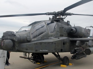 Polacy już latają na śmigłowcach Apache. Trwa szkolenie
