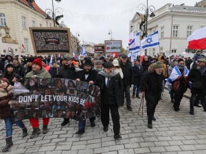 Proizraelska demonstracja idzie ulicami Warszawy