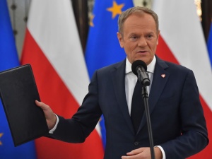 Tusk zapowiada powołanie komisji śledczych i pokazuje „granatową teczkę”