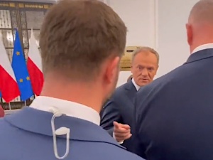 „Następnym razem kieszenie z rąk!” Donald Tusk usiłował zbesztać Miłosza Kłeczka [WIDEO]