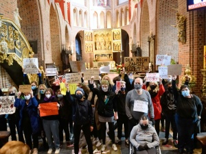 Sąd uchylił wyrok uniewinniający ponad 30 aktywistów, którzy złośliwie zakłócali mszę