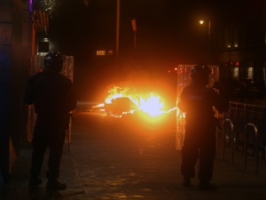 Dublin: Najpoważniejsze od lat zamieszki po ataku nożownika na kobietę z trójką dzieci [WIDEO]