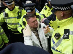 Tommy Robinson aresztowany podczas protestu przeciwko antysemityzmowi