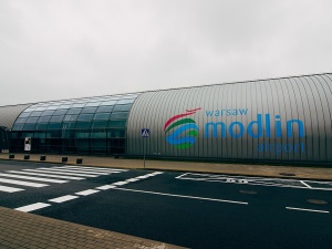 Pracownicy lotnika w Modlinie żądają podwyżki. Będzie spór zbiorowy?