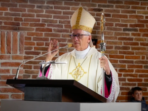 Abp Skworc: Oby prawo nadal chroniło niedzielę wolną od handlu