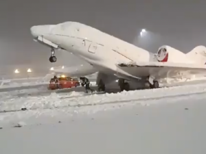 Śnieżny paraliż na niemieckich lotniskach. Sieć obiegło zaskakujące nagranie [WIDEO]