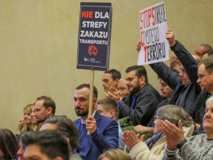 Warszawa: Mieszkańcy nie chcą strefy czystego transportu. Awantura na sesji Rady Miasta
