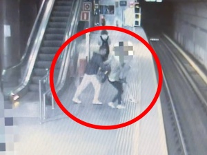 Próbował wepchnąć ludzi pod pociąg metra w Warszawie. Policja prosi o pomoc [WIDEO]