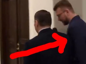 Agresywne zachowanie Radosława Sikorskiego wobec dziennikarza TVP: „Co Pan wyprawia?!” [WIDEO]