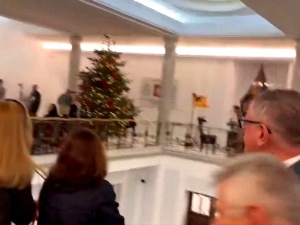 Grzegorz Braun zgasił gaśnicą chanukową menorę w Sejmie [VIDEO]