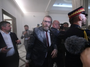 Próbował zgasić świecę chanukową. Jest decyzja ws. posła Grzegorza Brauna