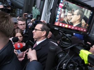 Morawiecki w siedzibie TVP: To, z czym mamy do czynienia, jest pierwszym krokiem w kierunku dyktatury