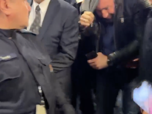 Poseł PiS poturbowana. Policja wyprowadziła mężczyznę z biura prezesa TVP [WIDEO]