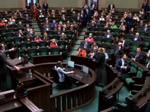 O pobiciu poseł PiS. Brawa od strony sejmowych ław Koalicji Obywatelskiej