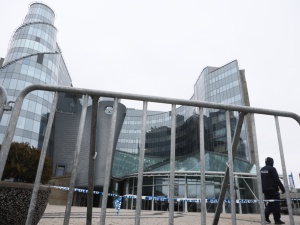Barierki zniknęły spod Sejmu, ale właśnie pojawiają się pod TVP