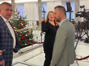 Dziennikarz nowej TVP ucieka w Sejmie przed pytaniami kim jest [WIDEO]