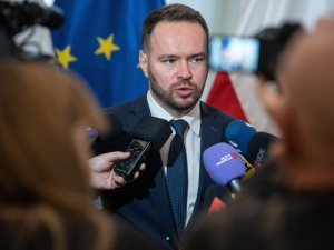 Nowy wojewoda podjął decyzję o ściągnięciu krzyża. Znany ksiądz nie przebierał w słowach