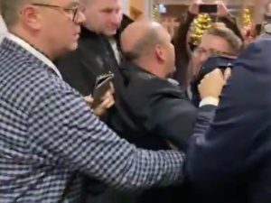 „Silni panowie” wtargnęli w nocy do siedziby PAP. „Atak na posła!” [WIDEO]