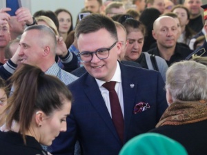 Nielegalni imigranci w Sejmie? Szokujące zdjęcie z Hołownią