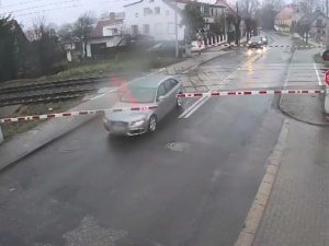 O krok od tragedii. Policja publikuje nagranie ku przestrodze 