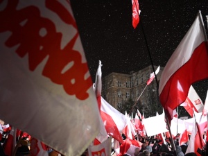 „Protest Wolnych Polaków”: Tłumy przeszły ulicami Warszawy